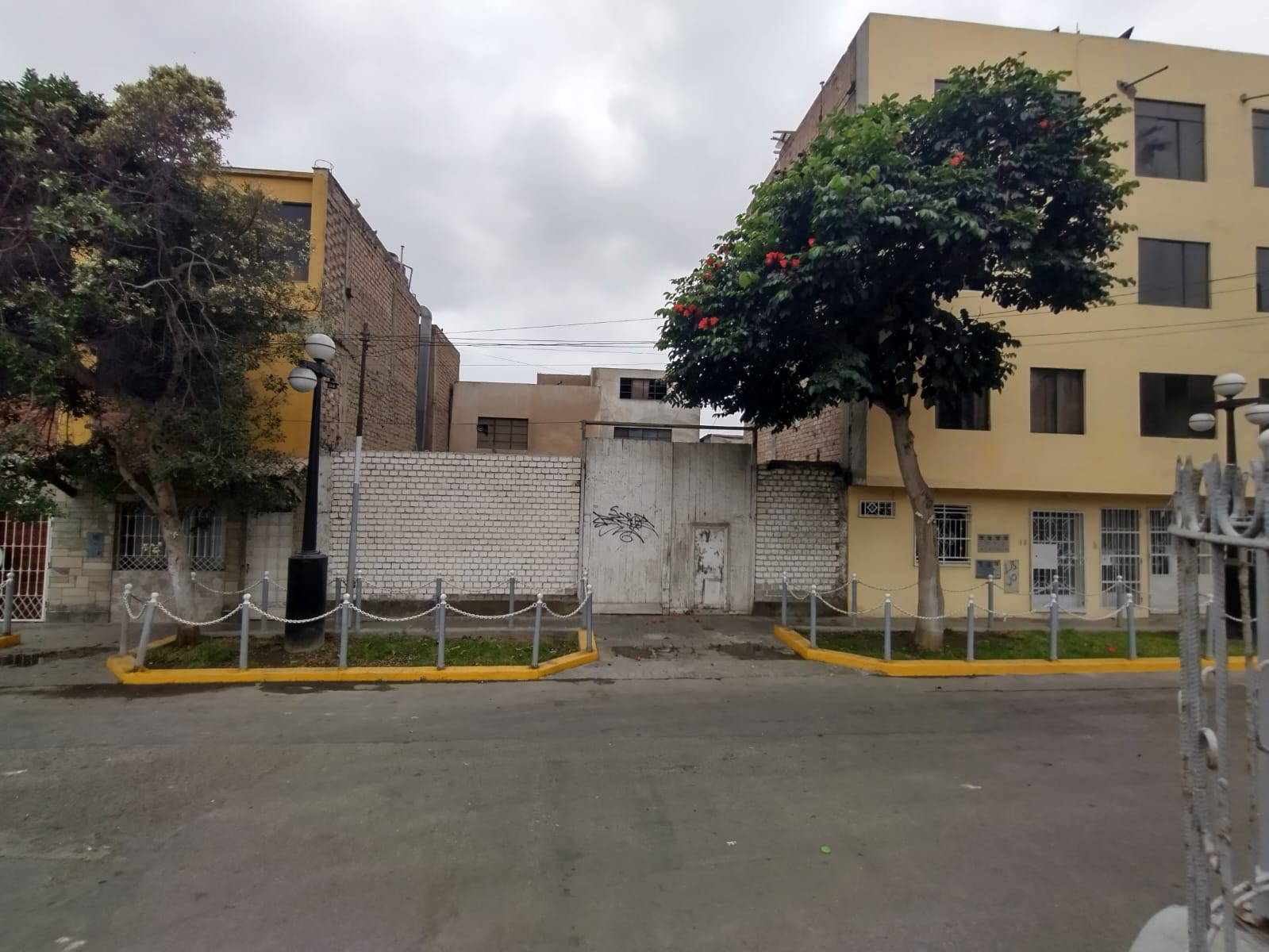 SE VENDE CASA COMO TERRENO EN CHORRILLOS, 260m2