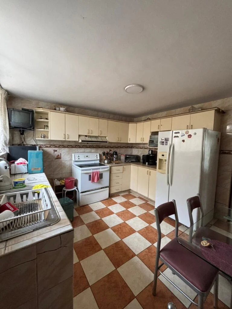 VENDO CASA + COCHERA FRENTE A PARQUE EN SURCO LIMITE MIRAFLORES