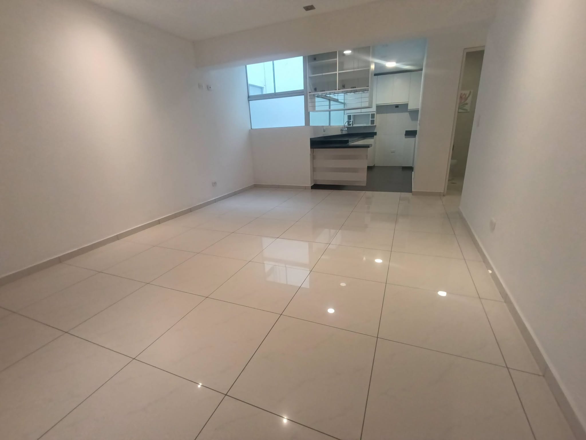 Moderno departamento en primer piso en La Molina $ 225,000 negociables