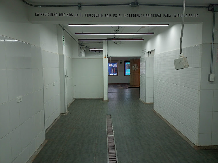 SE ALQUILA LOCAL COMERCIAL EN LINCE, 3 PISOS, 335m2