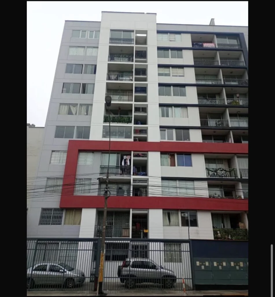 ¡Ubicación privilegiada frente a la Municipalidad y Migraciones, a media cuadra de la estación de la línea del Metro de Lima! 🚇