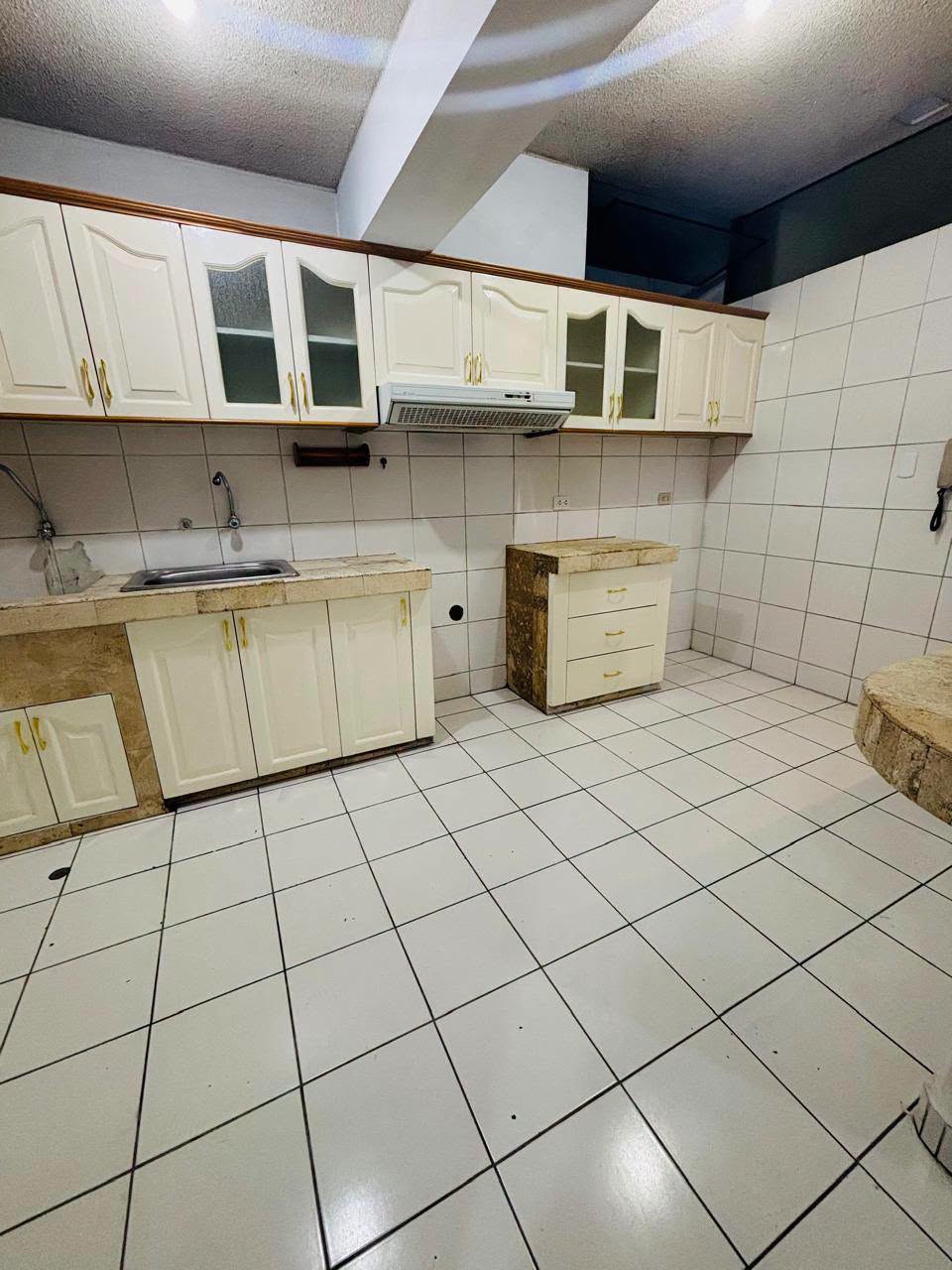 Dpto. Surco en semi sótano, con 2 habitaciones $ 98,000 dólares negociables