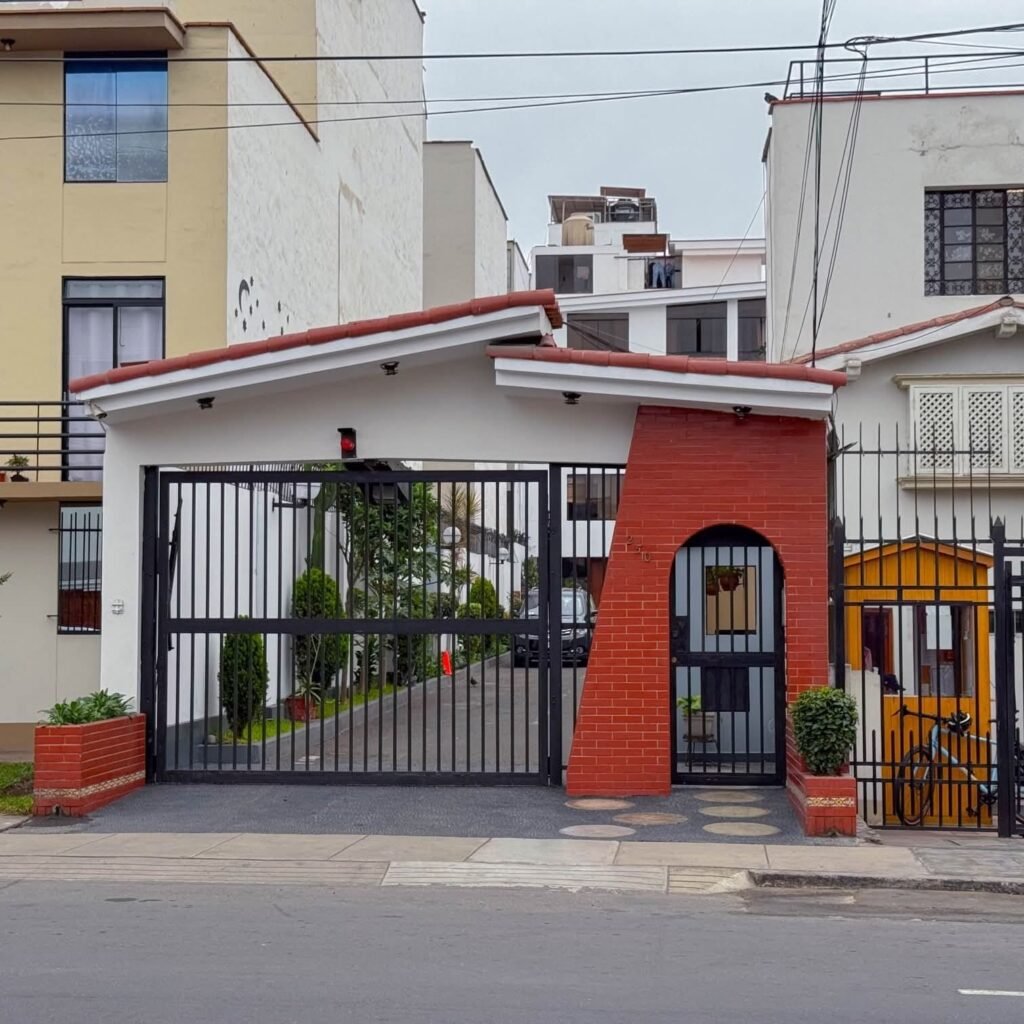 🏡 San Isidro – Casa en venta con 4 niveles + azotea