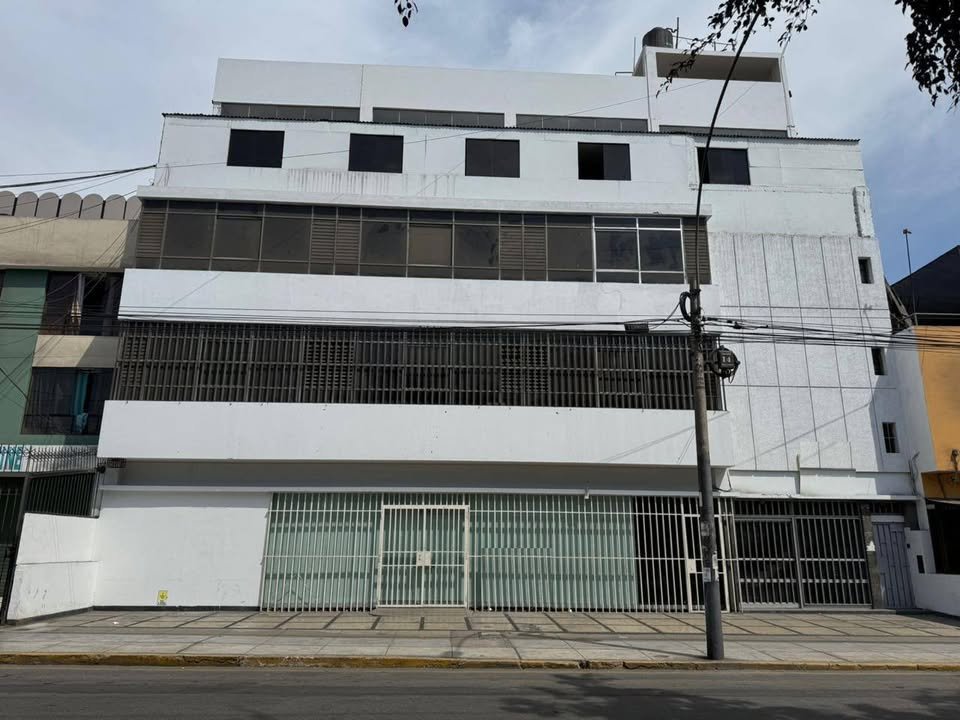 VENDO LOCAL COMERCIAL EN PRIMER PISO DE 400M2 EN CERCADO DE LIMA