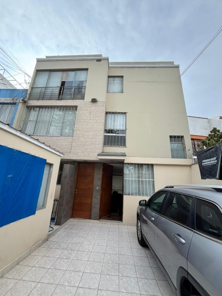 VENDO CASA + COCHERA FRENTE A PARQUE EN SURCO LIMITE MIRAFLORES